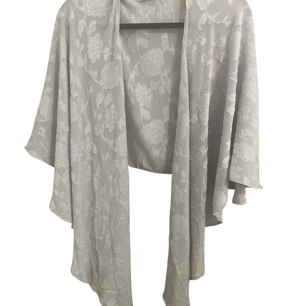 Light Gray Floral Lace Kimono Wrap
